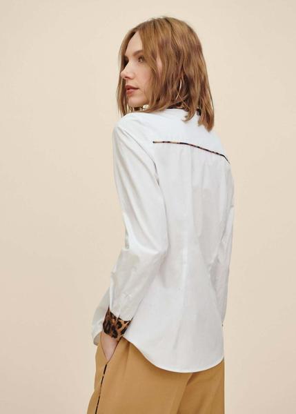 Street Style Vigo. Camisa blanca con bolsillo de animal print