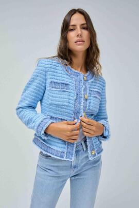 CHAQUETA DE TWEED CON DETALLES EN DENIM AZUL DESFLECADO