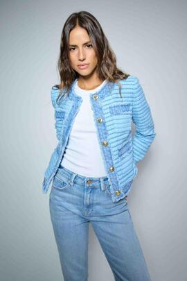 CHAQUETA DE TWEED CON DETALLES EN DENIM AZUL DESFLECADO