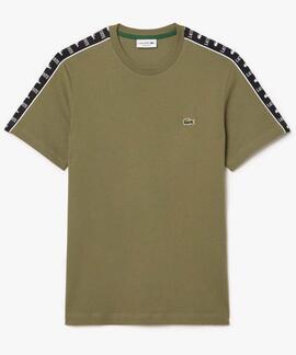 CAMISETA LACOSTE REGULAR FIT VERDE CAQUI CON CINTA DEPORTIVA