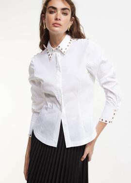 CAMISA ENTALLADA BLANCA CON TACHAS DORADAS